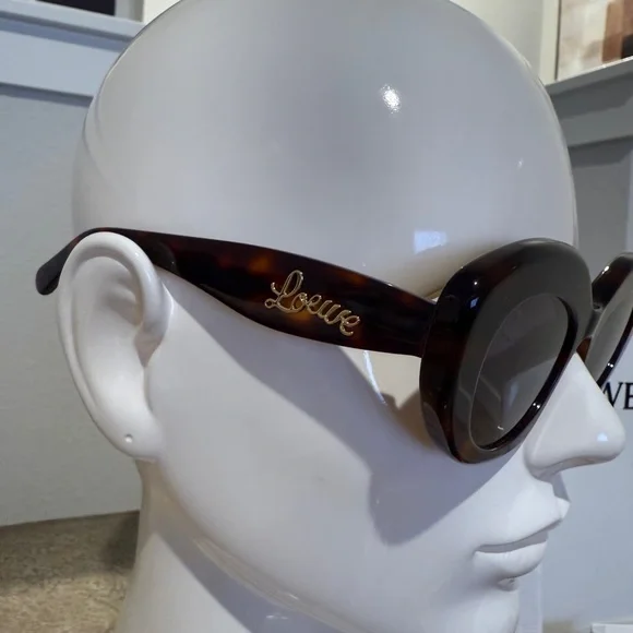Used Loewe Women's Dark Tortoise Sunglasses LW501531 - Picture 2 of 7
